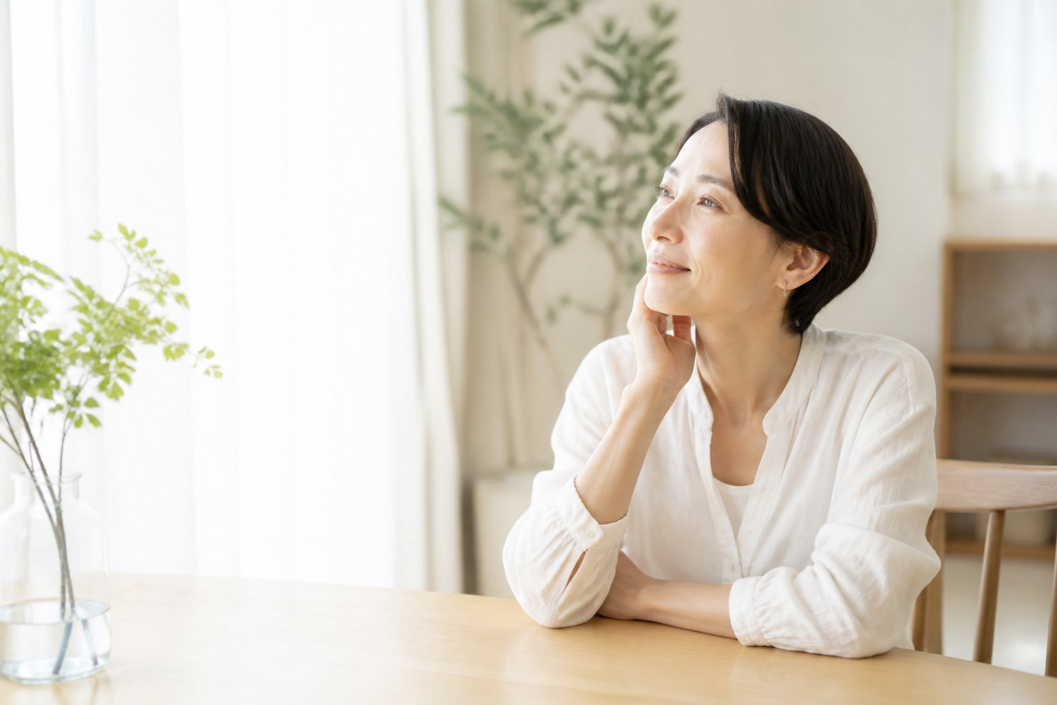 自然光の入る室内で、穏やかに自分の時間を過ごす女性